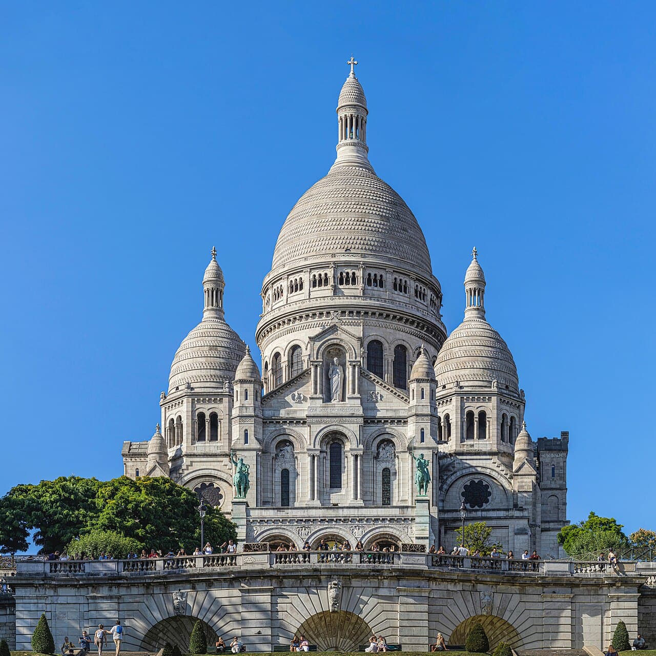 The white domes of the Sacré-Cœur basilica on Montmartre