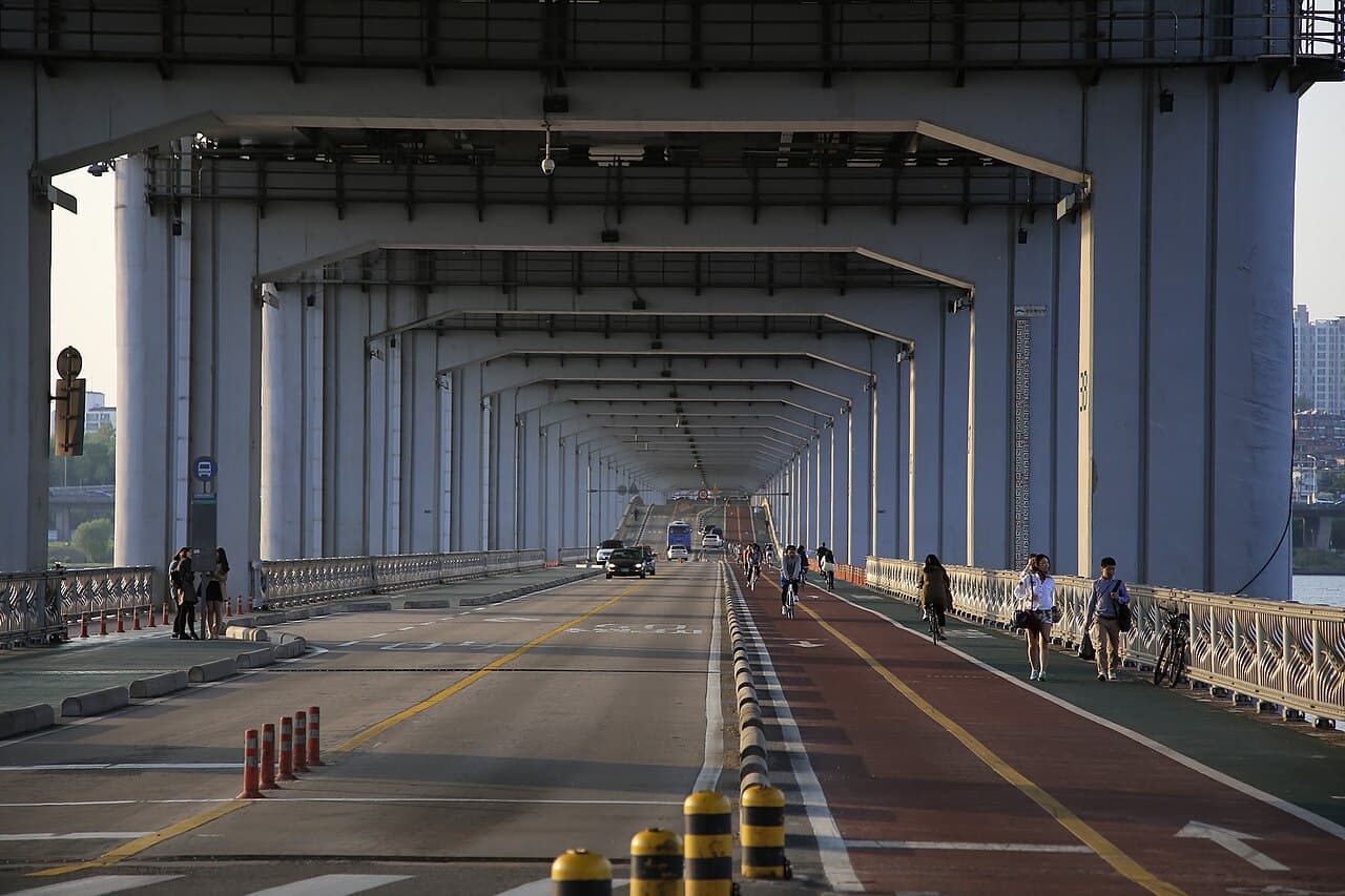 Han River park and Banpo Bridge, Seoul