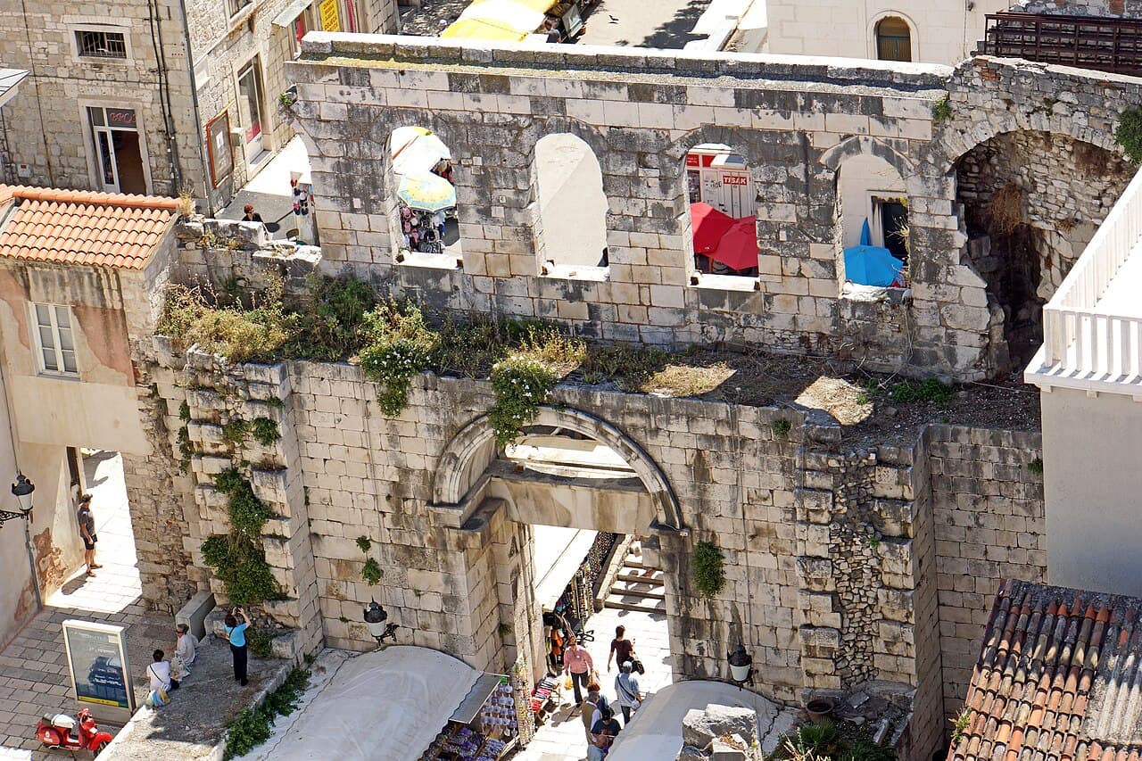 Streets of Manuš & the East, Split