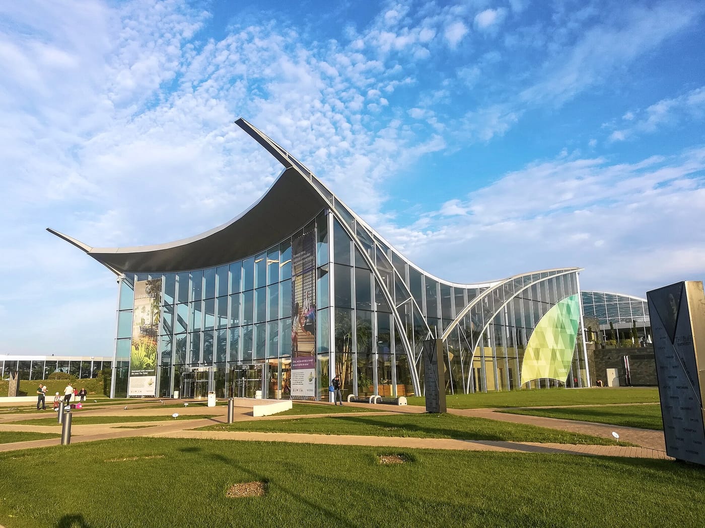 The palm-filled thermal dome of Therme Bucureşti