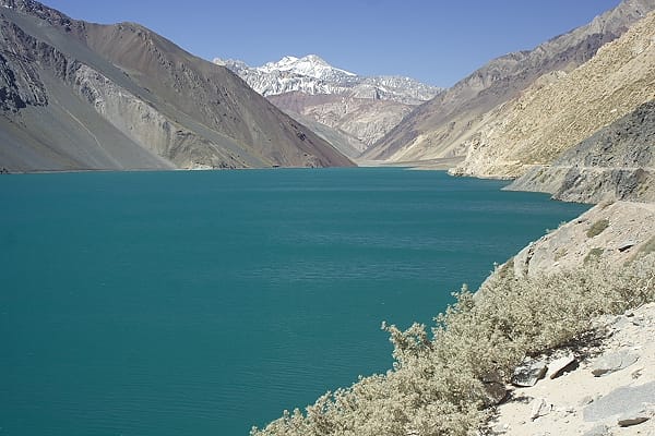 The turquoise El Yeso reservoir in the Cajón del Maipo near Santiago
