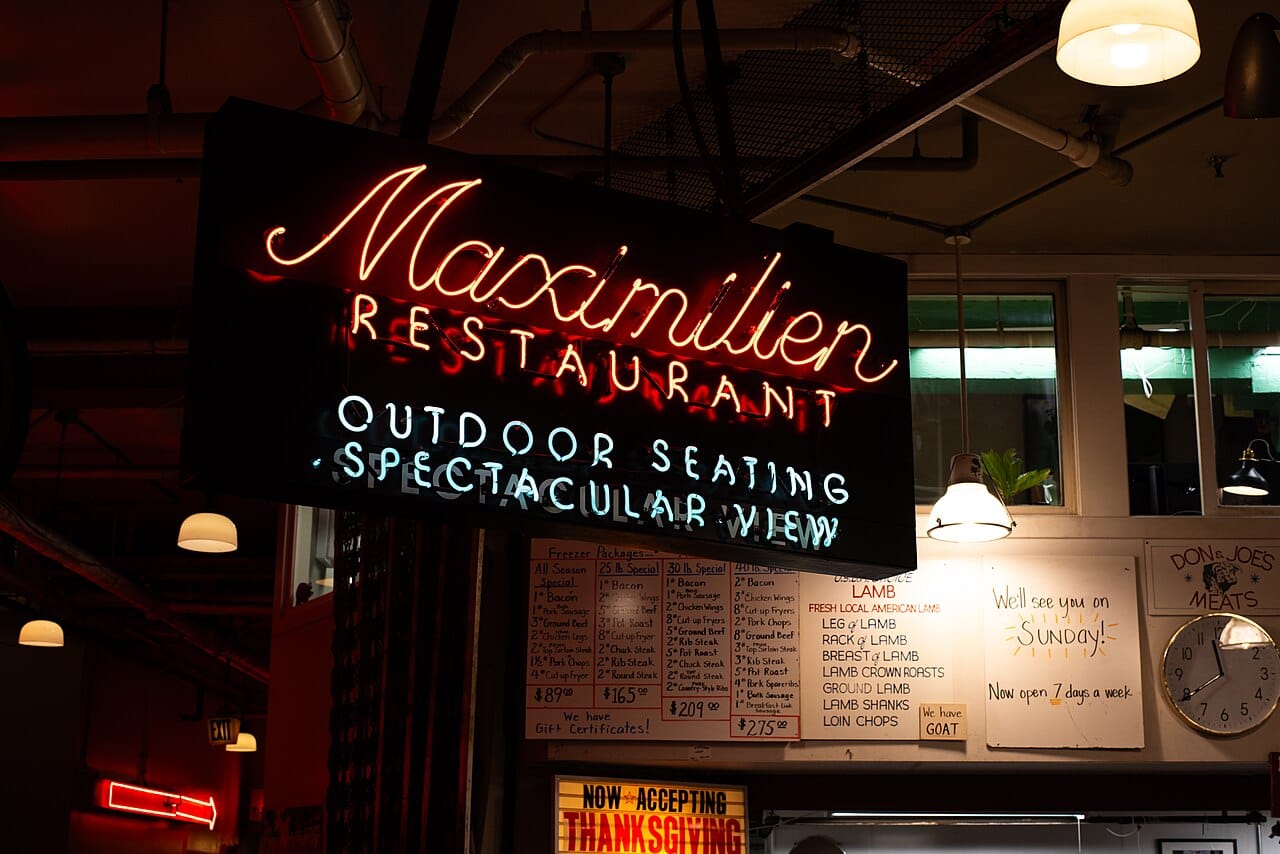 Seattle — Pacific Northwest city of coffee and water, under the eye of Mount Rainier